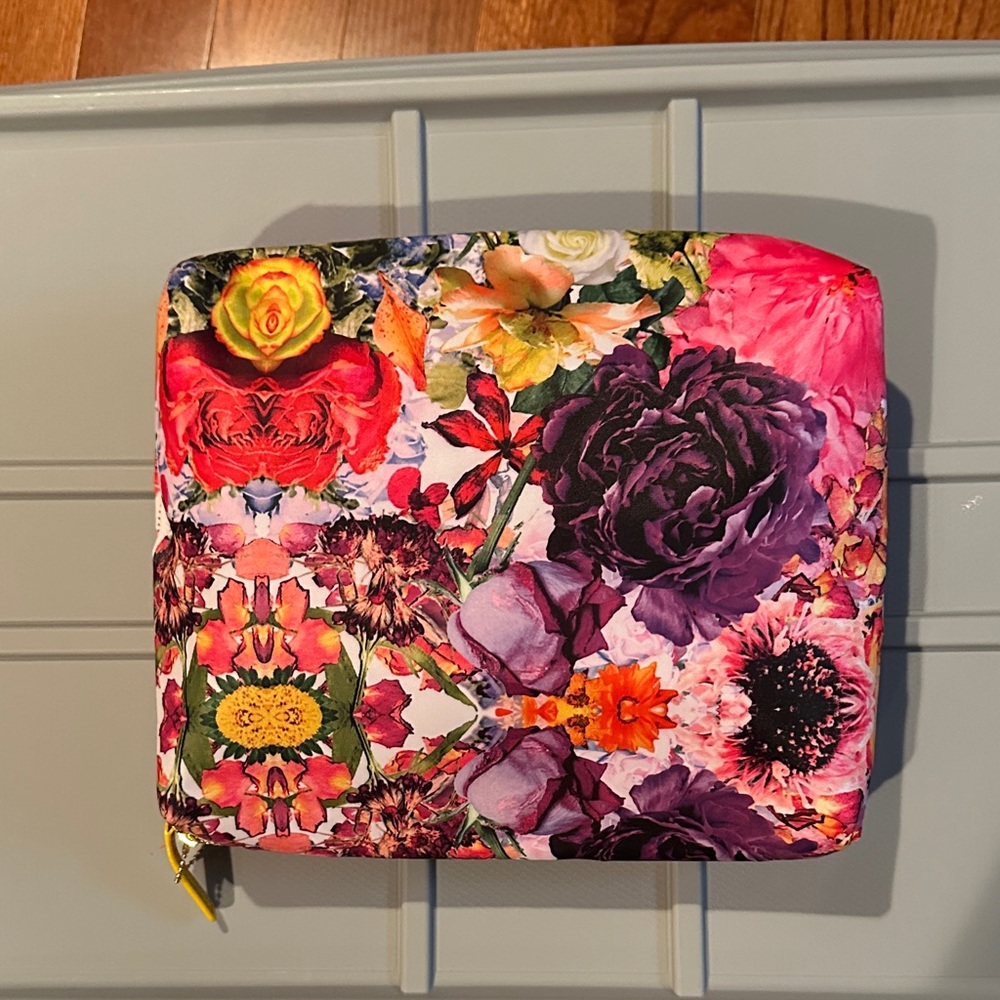 Travel makeup bag